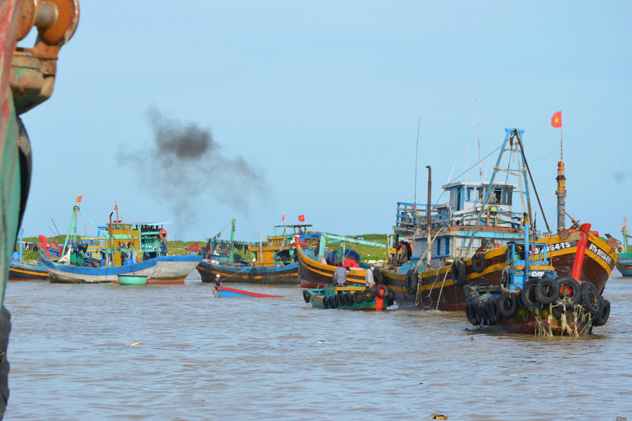 Huy động lực lượng trục vớt tàu cá bị chìm tại cửa biển La Gi