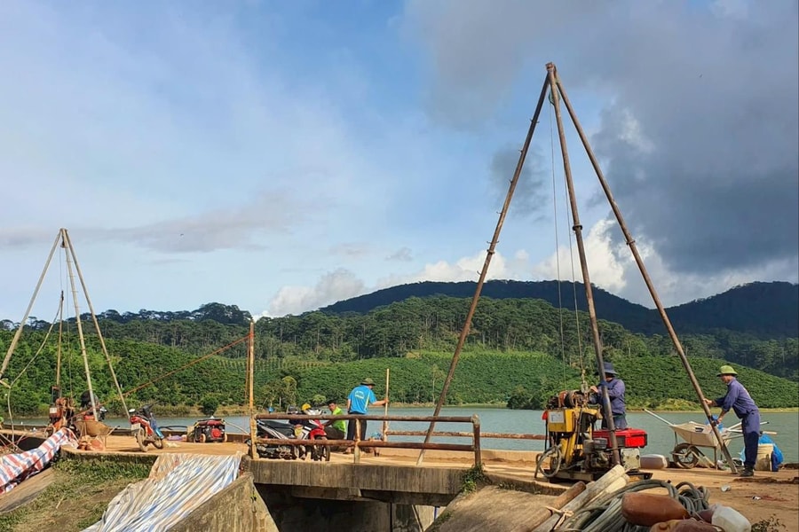 Khoan thăm dò, chuẩn bị bơm hóa chất gia cố thân đập hồ Cay An