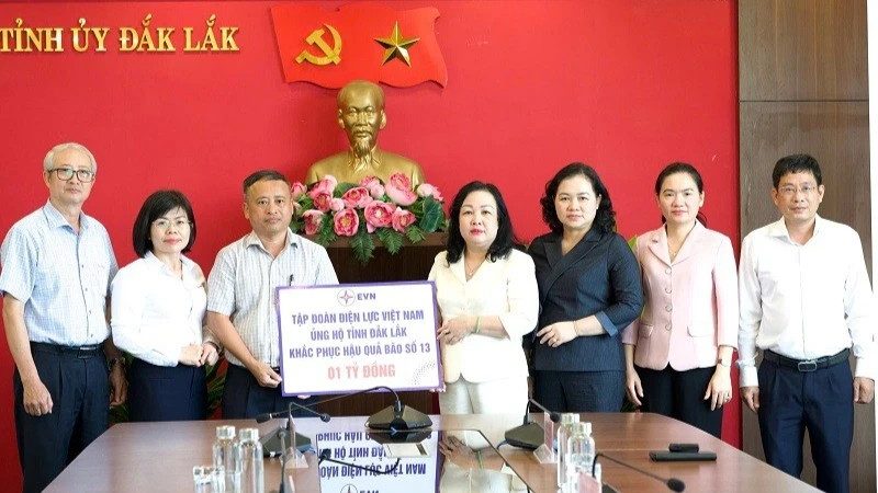 Tập đoàn Điện lực Việt Nam hỗ trợ tỉnh Đắk Lắk 1 tỷ đồng khắc phục hậu quả bão số 13
