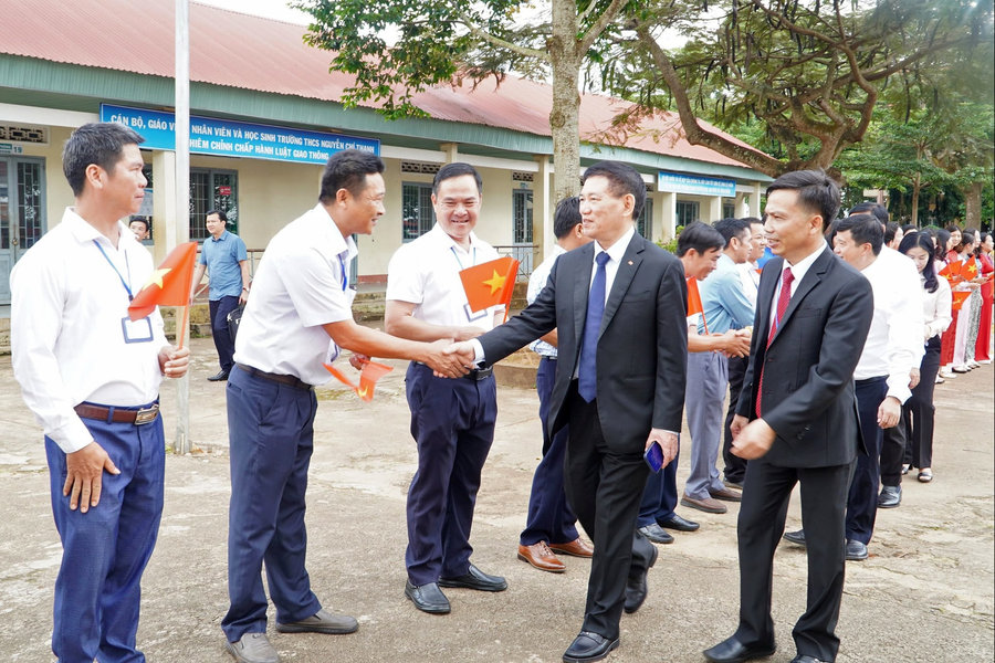 Phó Thủ tướng Hồ Đức Phớc thăm Trường THCS Nguyễn Chí Thanh và các Đồn Biên phòng xã Thuận An