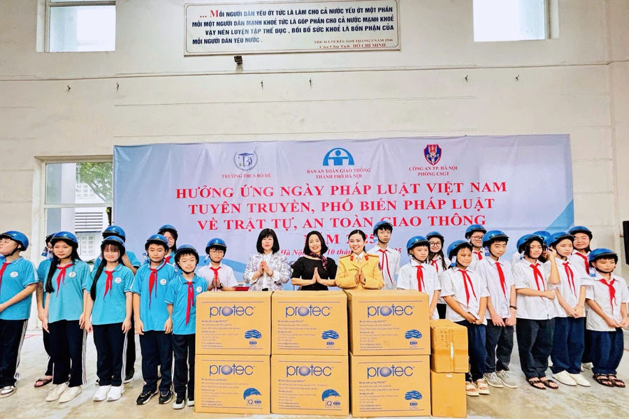 Tuyên truyền pháp luật về an toàn giao thông hưởng ứng Ngày Pháp luật Việt Nam