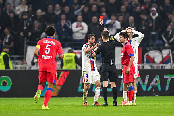 Lyon thua PSG 2-3: tranh cãi VAR thổi bùng giận dữ