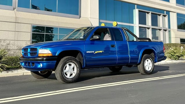 Dodge Dakota Sport 2000: Chiếc bán tải hồi sinh từ ký ức