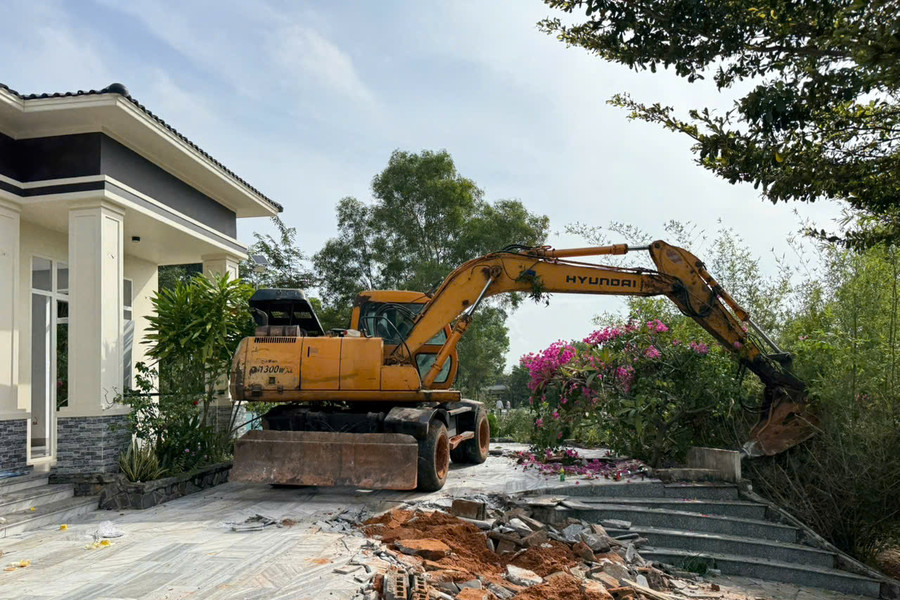 Buộc phá bỏ công trình, nhổ bỏ cây trồng trên đất lấn chiếm ở Mũi Né