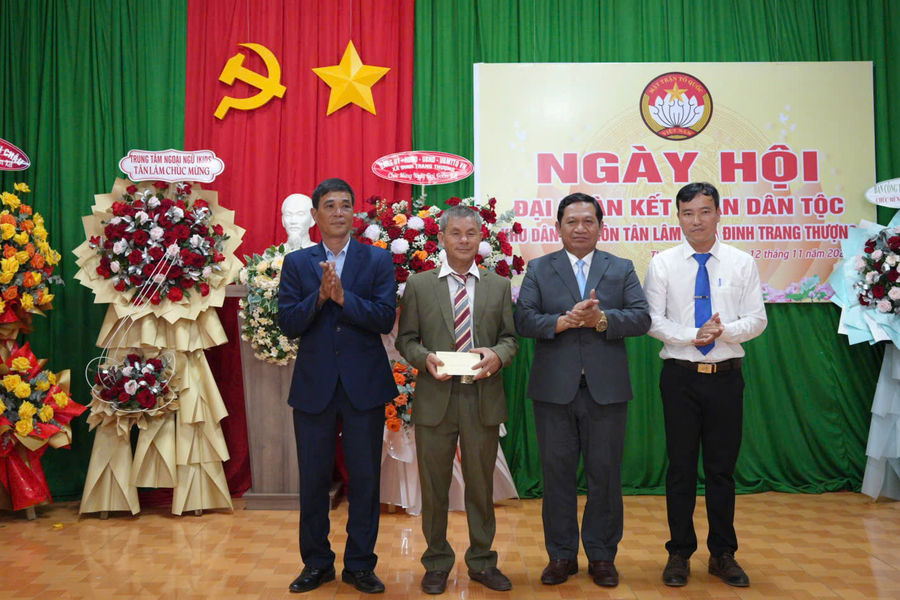 Phó Chủ tịch HĐND tỉnh Lâm Đồng K’ Mák dự Ngày hội Đại đoàn kết toàn dân tộc tại Đinh Trang Thượng