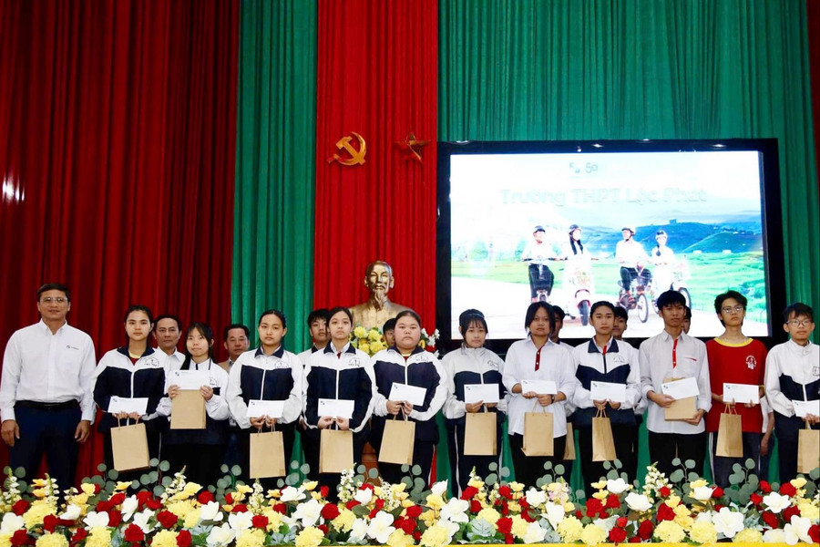 300 học sinh phường 1 Bảo Lộc nhận học bổng “Chắp cánh ước mơ”