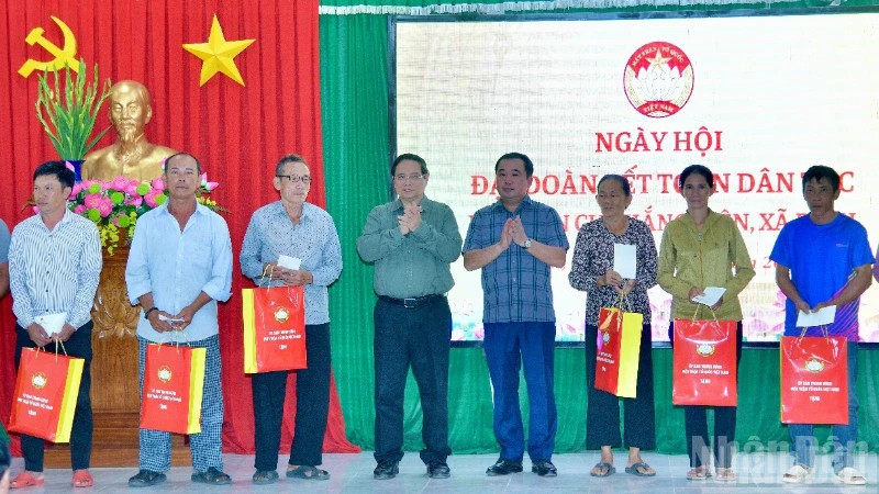 Phát huy tinh thần đại đoàn kết, chung sức vượt qua khó khăn, vươn lên trong cuộc sống
