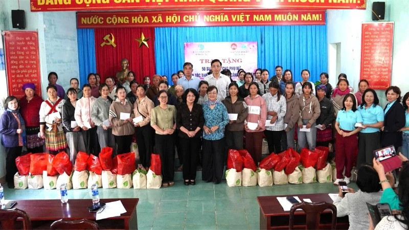 Nguyên Phó Chủ tịch nước Đặng Thị Ngọc Thịnh thăm, tặng quà người dân có hoàn cảnh khó khăn ở Đắk Lắk