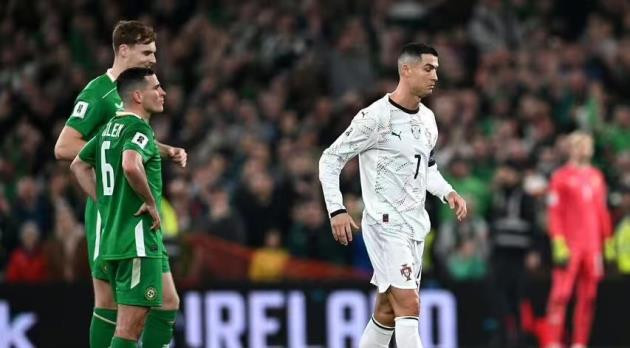 Ronaldo nhận thẻ đỏ, Bồ Đào Nha thua sốc Ireland 0-2