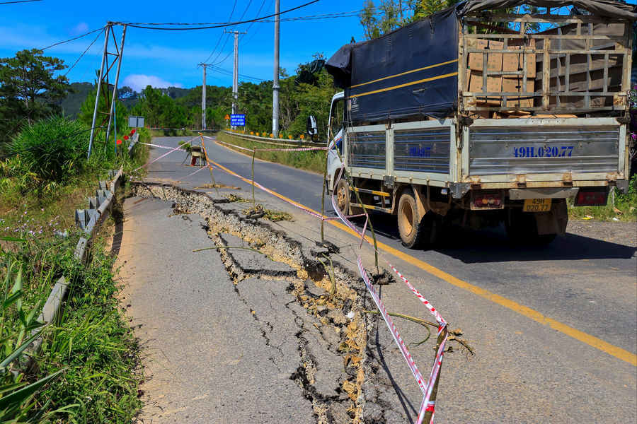 Tuyến đường huyết mạch vào khu nông nghiệp công nghệ cao bị sạt lở nghiêm trọng