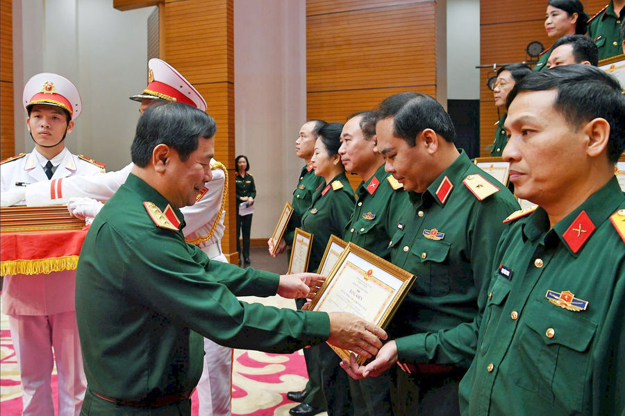 Ban Vì sự tiến bộ của phụ nữ Học viện Lục quân nhận Bằng khen của Bộ Quốc phòng