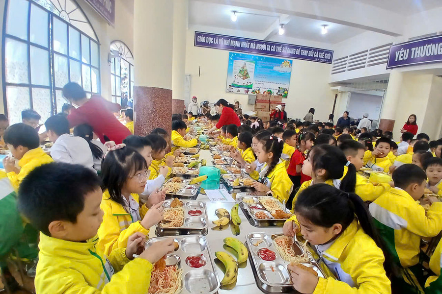 Trường Tiểu học Trưng Vương mở lại bếp ăn bán trú sau thời gian tạm dừng
