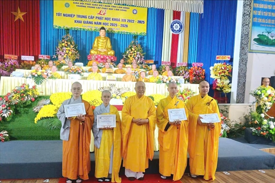 Trao bằng tốt nghiệp Trung cấp Phật học khóa 14