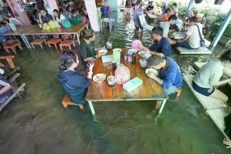 Nhà hàng Pa Jit Thái Lan: Trải nghiệm ẩm thực giữa dòng nước lũ