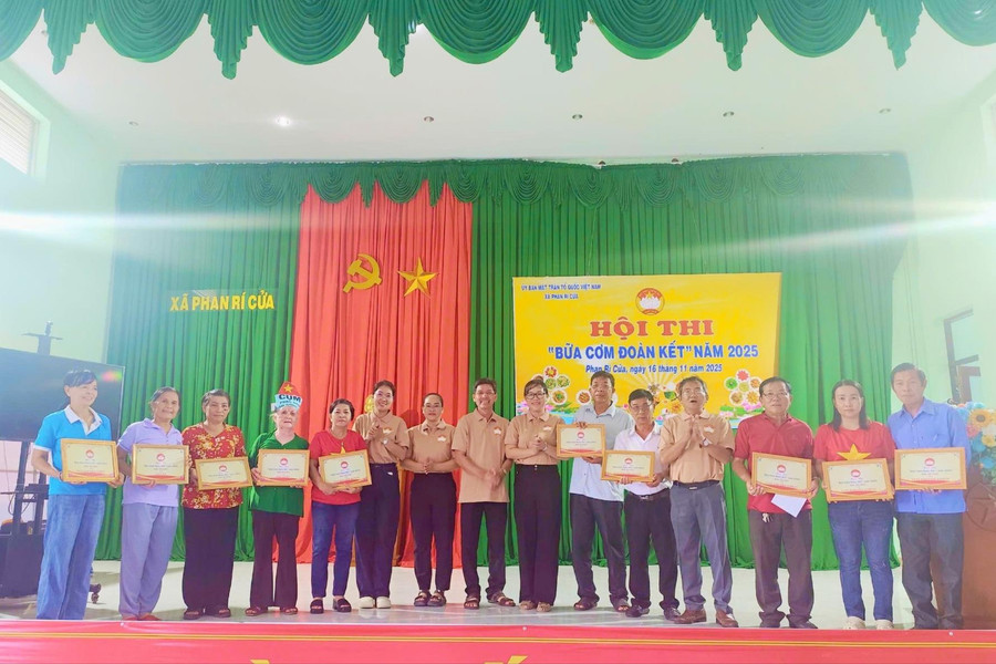 Sôi nổi “Bữa cơm đoàn kết” tại Phan Rí Cửa