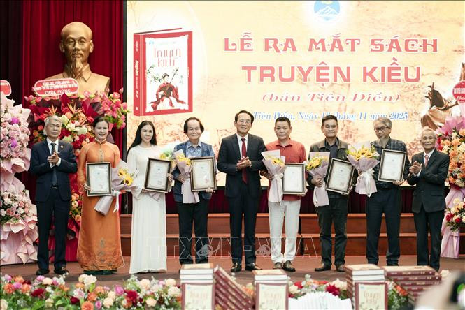 Giới thiệu bản Truyện Kiều đặc biệt với phân đoạn và chú giải khoa học, dễ hiểu