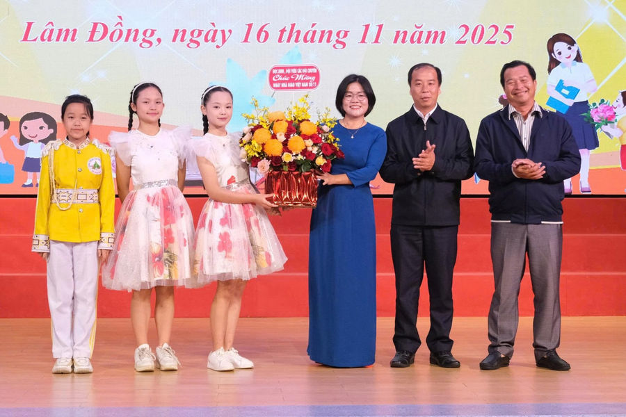 Tôn vinh nhà giáo tiêu biểu tại Trung tâm hoạt động thanh thiếu nhi Lâm Đồng