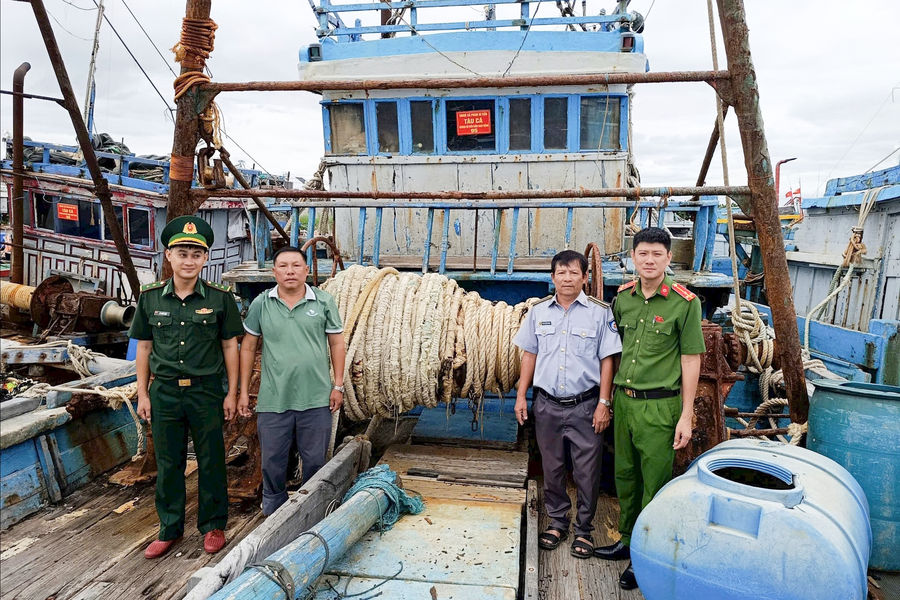 Lâm Đồng gắn biển cho 10 tàu cá không đủ điều kiện hoạt động