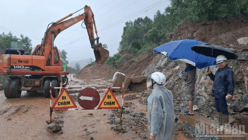 Khẩn trương khắc phục sụt lở trên Quốc lộ 14E, bảo đảm giao thông an toàn