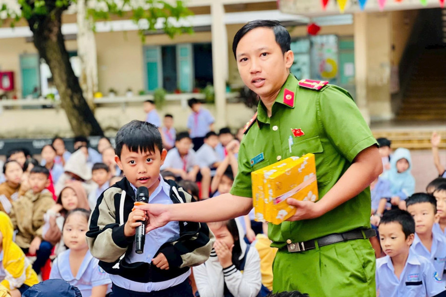 Gần 900 em học sinh tham gia lan tỏa chiến dịch “Không một mình” trên không gian mạng.