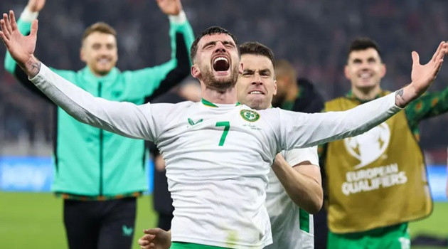 Parrott lập hat-trick phút 90+6, Ireland níu giữ giấc mơ World Cup