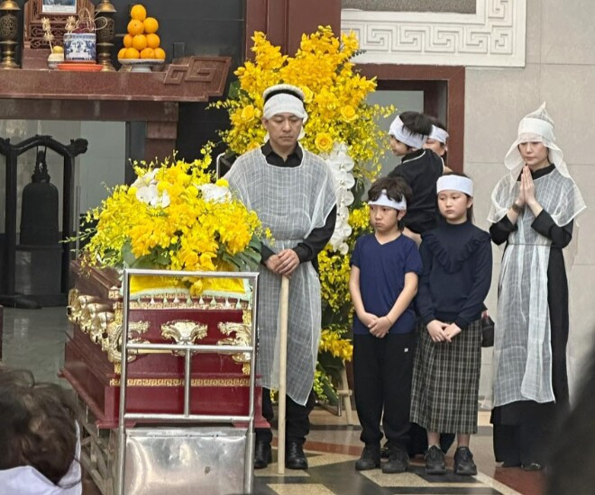 Tuấn Hưng nghẹn ngào trong lễ tang của mẹ tại Hà Nội