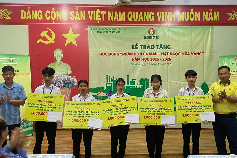 Trao học bổng cho 20 học sinh có hoàn cảnh khó khăn