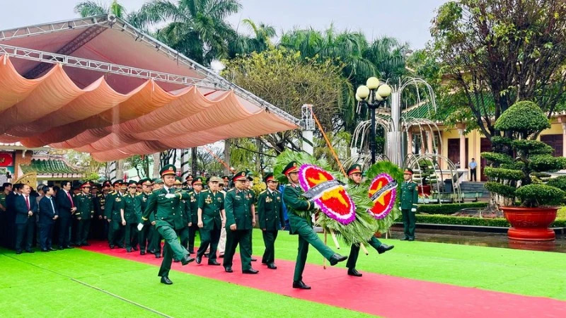 Dâng hoa, dâng hương tri ân các Anh hùng liệt sĩ tại Nghĩa trang Chư Prông