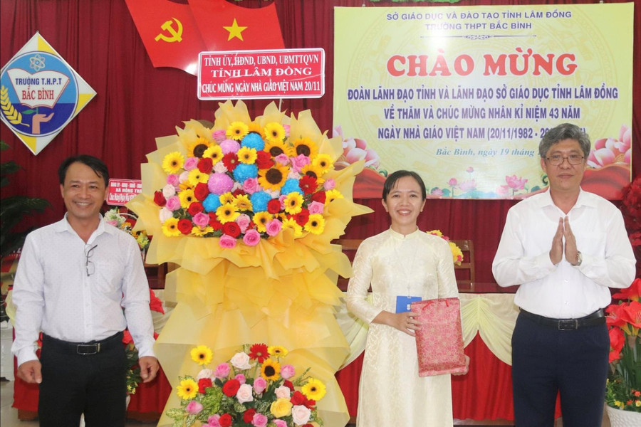 Phó Chủ tịch UBND tỉnh Lâm Đồng Nguyễn Minh thăm và chúc mừng các cơ sở giáo dục