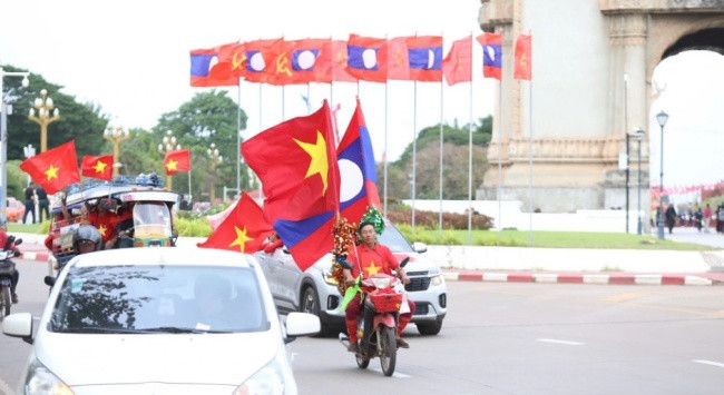 CĐV Việt Nam nhuộm đỏ sân Lào, tiếp lửa cho thầy trò HLV Kim Sang-sik