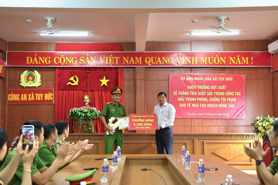Phá nhanh vụ trộm cà phê, Công an xã Tuy Đức được khen thưởng đột xuất