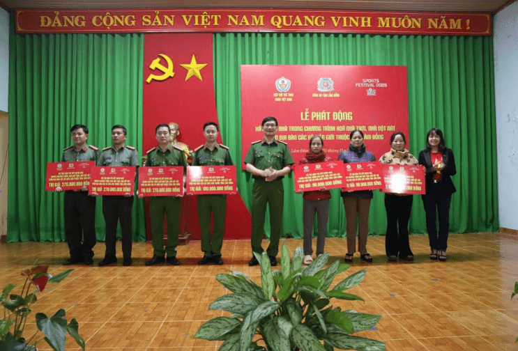 Công an Lâm Đồng chung tay xóa nhà tạm, dột nát ở vùng biên