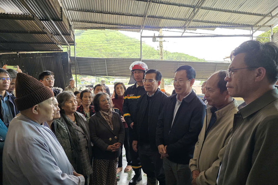 Chủ tịch UBND tỉnh Lâm Đồng Hồ Văn Mười thăm, động viên người dân sơ tán tránh lũ tại xã D’ran