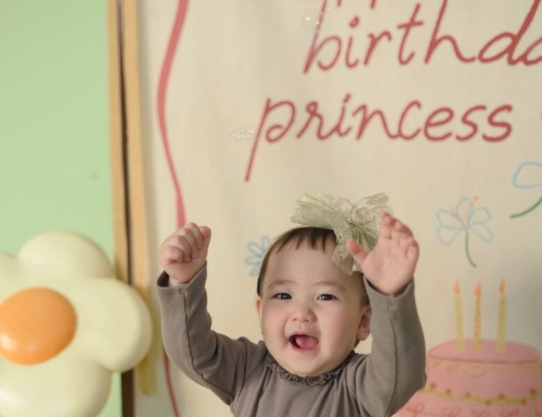 Á hậu Tú Anh mừng thôi nôi con gái Mochi bên chồng thiếu gia
