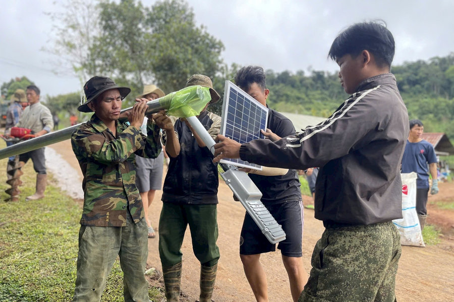 Quảng Sơn lắp đặt 50 bóng đèn năng lượng mặt trời
