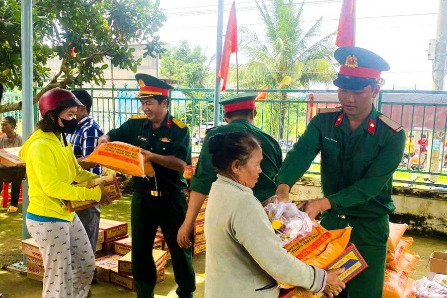 Trung đoàn Bộ binh 812 trao quà hỗ trợ các hộ dân ảnh hưởng do mưa lũ
