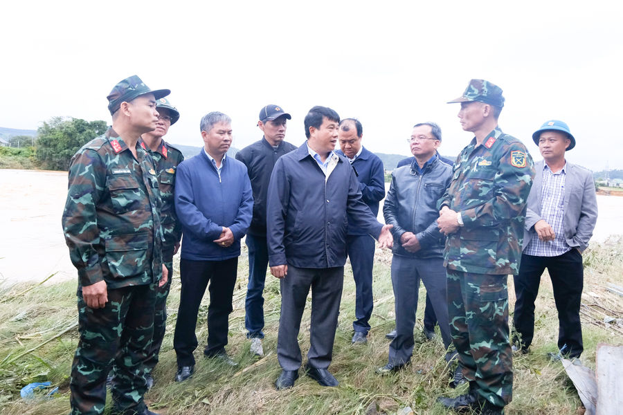Bí thư Tỉnh ủy Lâm Đồng thăm, tặng quà lực lượng Quân khu 7 tham gia khắc phục hậu quả thiên tai