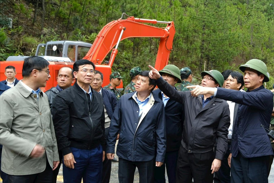 Phó Thủ tướng Hồ Quốc Dũng kiểm tra tình hình sạt lở đèo Prenn và đèo Mimosa