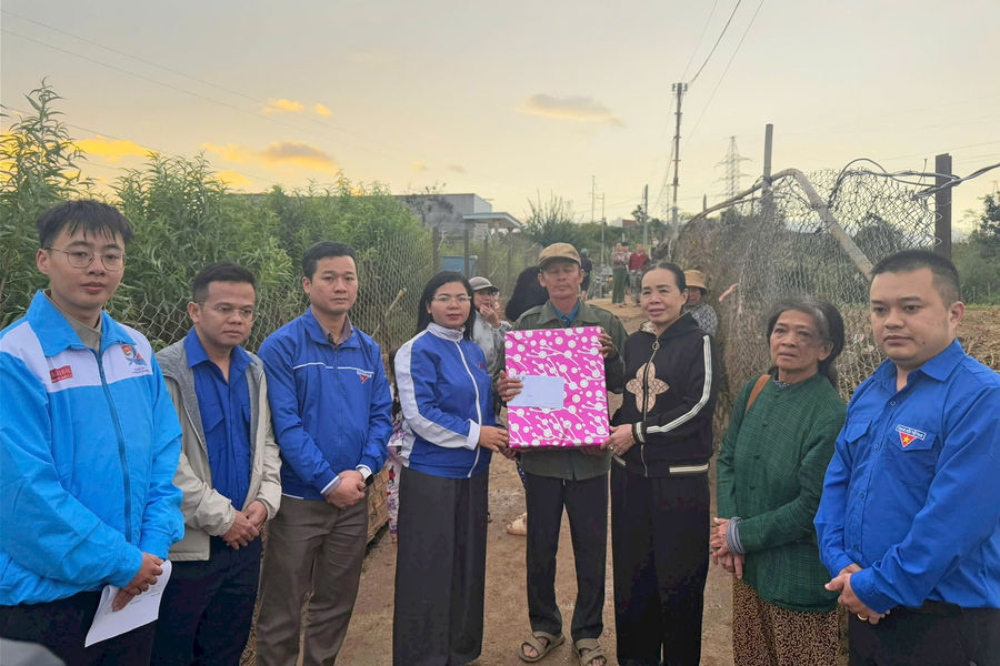 Thường trực Tỉnh đoàn Lâm Đồng thăm hỏi các gia đình bị thiệt hại do bão lũ tại Đức Trọng