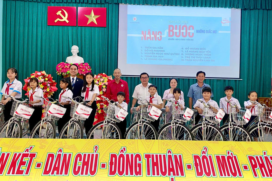 Trao tặng 29 xe đạp cho học sinh có hoàn cảnh khó khăn