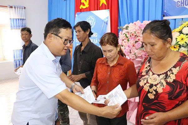 Tặng thẻ BHYT - Mang Tết ấm đến với người nghèo Xuân Bính Ngọ