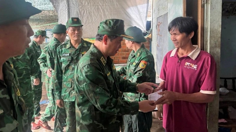 Kiểm tra công tác khắc phục hậu quả, động viên nhân dân sau mưa lũ tại Đắk Lắk và Khánh Hòa