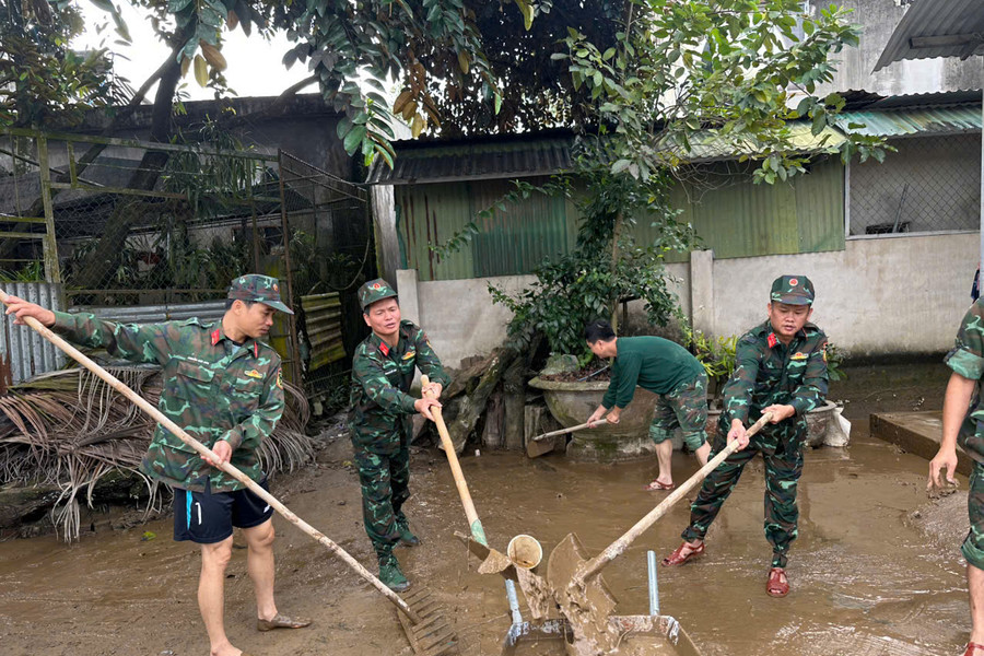 Bộ đội sát cánh cùng người dân vùng lũ