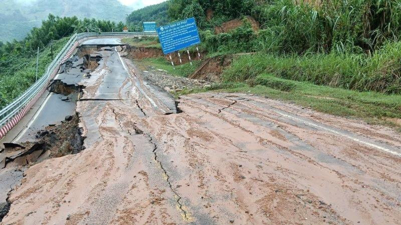 Xuất hiện điểm sạt lở mới trên đèo Khánh Lê (Khánh Hòa)