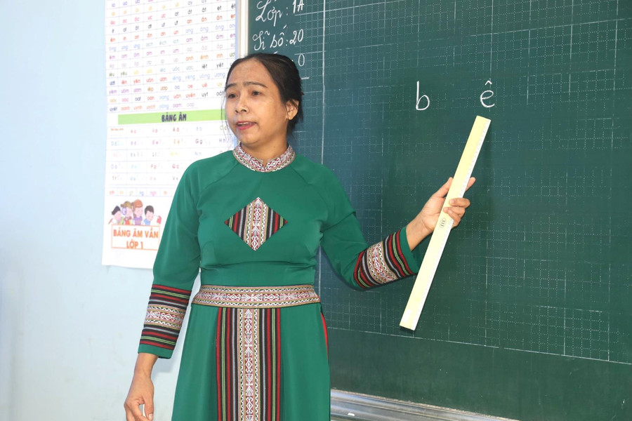 Cô giáo H’Dơk Lúp hơn 30 năm miệt mài dạy tiếng Ê đê