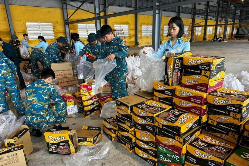 Bảo đảm nguồn cung hàng hóa thiết yếu tại các vùng đang bị cô lập do mưa lũ