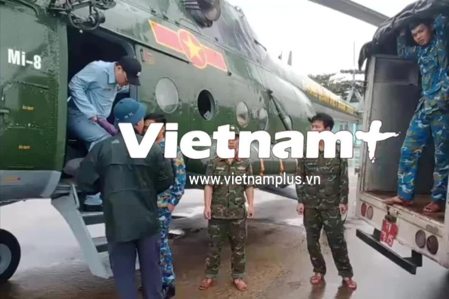 Trực thăng Mi-17 cất cánh bay vào vùng lũ Đắk Lắk để cứu trợ nhân dân
