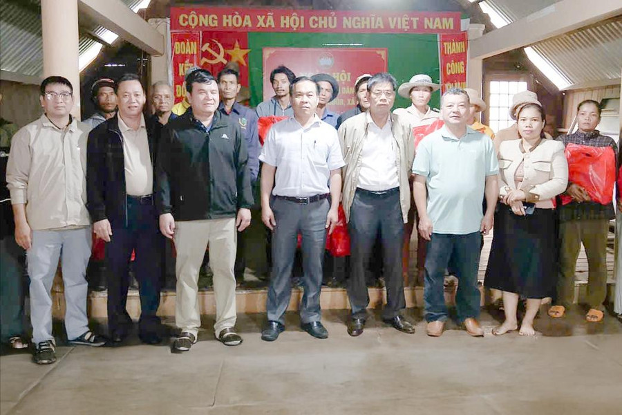 Cư Jút hỗ trợ các hộ đồng bào dân tộc thiểu số bị ảnh hưởng do mưa bão