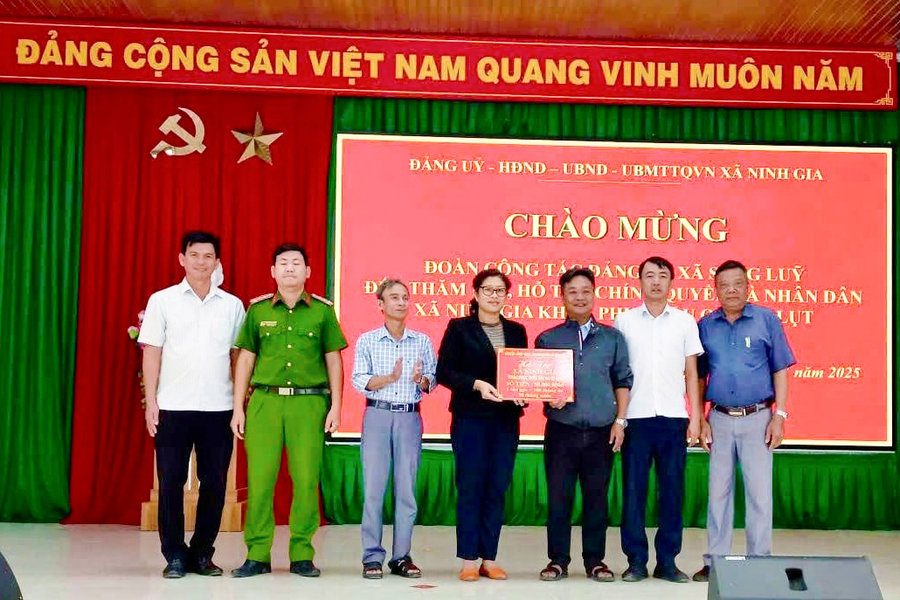Xã Sông Lũy hỗ trợ Đức Trọng và Ninh Gia khắc phục hậu quả lũ lụt