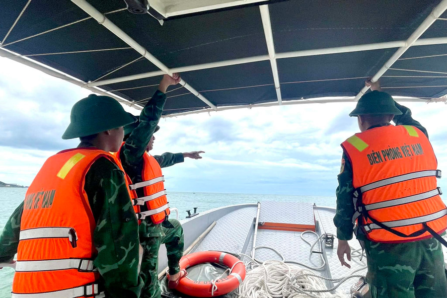 Tiếp tục phát hiện, bắt giữ tàu “giã cào bay” hoạt động ven bờ